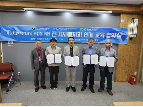 두원공과대학교 기술사관육성사업단이 ㈜인지이솔루션과 ㈜비츠로시스와 협약식을 갖고 기념촬영을 하고 있다.
